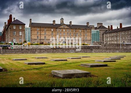 Museo Nazionale d'Irlanda a Collins Barracks, vista dal Croppies Acre Memorial Park, città di Dublino, Irlanda Foto Stock