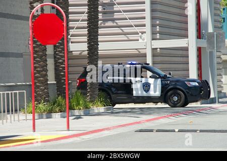 Emeryville, CA - 1 giugno 2020: La polizia Cruiser sta vicino per fornire la sicurezza per il deposito locale di Target imbarcato in su come conseguenza dei danni da disordini e lo Foto Stock