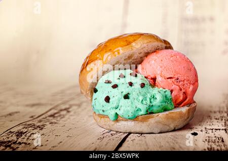 palla di gelato alla fragola e alla menta all'interno di un rotolo di pane al latte Foto Stock