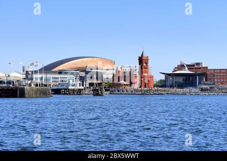 Vista sulla baia di Cardiff verso gli edifici Pierhead, Senedd e Wales Millenium Centre, Cardiff Bay, Cardiff, Galles Foto Stock
