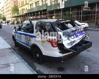 Bruciato NYPD veicolo con Graffiti durante protesta, University Place e 12th Street, New York City, New York, USA, maggio 2020 Foto Stock