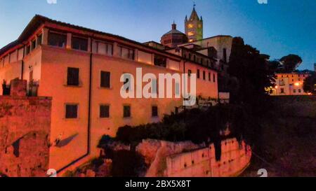 Massa Marittima, Toscana. Vista aerea di notte della città medievale. Foto Stock