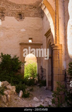 Vecchio edificio abbandonato in rovina. Cancello con arco senza porta. Rovinata facciata delle pareti. Dar Caid Hadji (Hajji), Marocco. Foto Stock