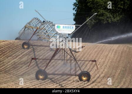 Cracovia am See, Germania. 03 giugno 2020. Un impianto sprinkler mobile irriga un campo vicino a Cracovia am See nel Meclemburgo-Vorpommern. La siccità nel nord sta diventando sempre più grave. Credit: Lord-Lord/dpa-Zentralbild/ZB/dpa/Alamy Live News Foto Stock
