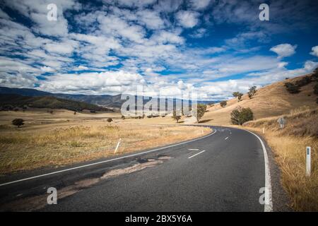 Australian Road Scene vicino alle Snowy Mountains Foto Stock