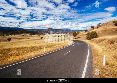 Australian Road Scene vicino alle Snowy Mountains Foto Stock