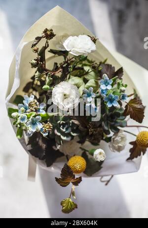 Bouquet di fiori di nozze girato dall'alto. Vista verticale Foto Stock