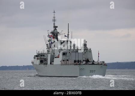 La fregata della Royal Canadian Navy HMCS FREDERICTON lascia la base navale e si dirige verso il Solent dopo una sosta logistica di due giorni alla base navale Foto Stock