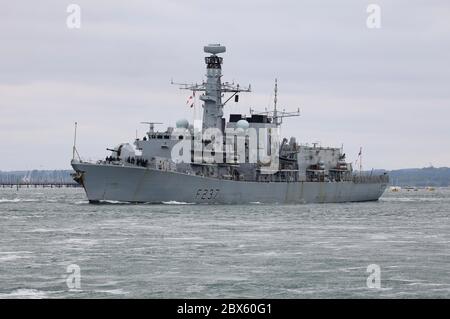 La Royal Navy Type 23 anti-sottomarino fregata HMS WESTMINSTER lasciare porto questa mattina Foto Stock