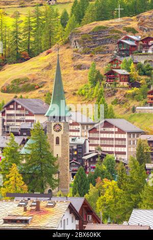 Zermatt, Svizzera con la chiesa di San Maurizio in autunno Foto Stock