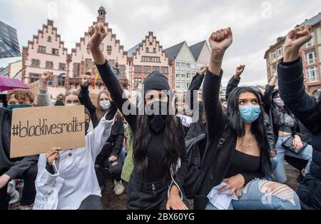 05 giugno 2020, Hessen, Francoforte sul meno: In ginocchio e con i pugni sollevati, i dimostranti della Römerberg di Francoforte esprimono la loro solidarietà alle proteste antirazziste negli Stati Uniti. Quasi diecimila persone hanno partecipato al raduno 'Black-Lives-Matter'. Foto: Boris Roessler/dpa Foto Stock