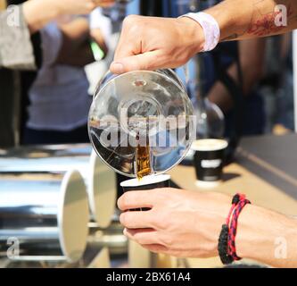 barista preparare il caffè al ristorante della caffetteria. l'erogazione di goccioline, caffè filtrato o il pour-over è un metodo che prevede l'erogazione di acqua sopra torrefatto, Foto Stock