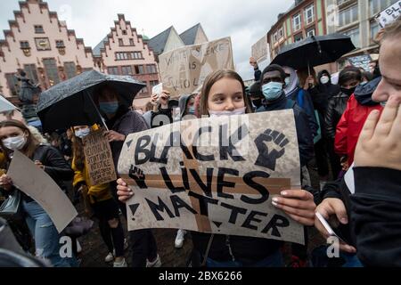 05 giugno 2020, Hessen, Francoforte sul meno: I dimostranti della Römerberg di Francoforte dimostrano la loro solidarietà alle proteste antirazziste negli Stati Uniti. Quasi diecimila persone hanno partecipato al raduno 'Black-Lives-Matter'. Foto: Boris Roessler/dpa Foto Stock