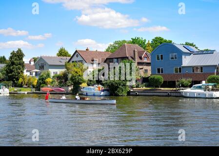 Il Tamigi a Old Windsor con esclusive case lungo il fiume in una giornata estiva soleggiata, Berkshire Inghilterra UK Foto Stock