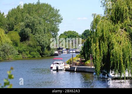 Il Tamigi a Old Windsor con esclusive case lungo il fiume in una giornata estiva soleggiata, Berkshire Inghilterra UK Foto Stock