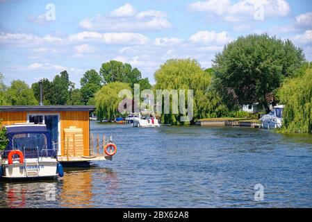Il Tamigi a Old Windsor con esclusive case lungo il fiume in una giornata estiva soleggiata, Berkshire Inghilterra UK Foto Stock