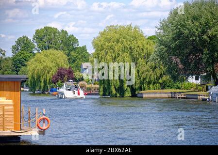 Il Tamigi a Old Windsor con esclusive case lungo il fiume in una giornata estiva soleggiata, Berkshire Inghilterra UK Foto Stock