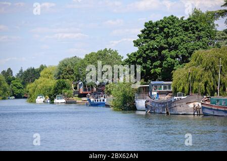 Il Tamigi a Old Windsor con esclusive case lungo il fiume in una giornata estiva soleggiata, Berkshire Inghilterra UK Foto Stock