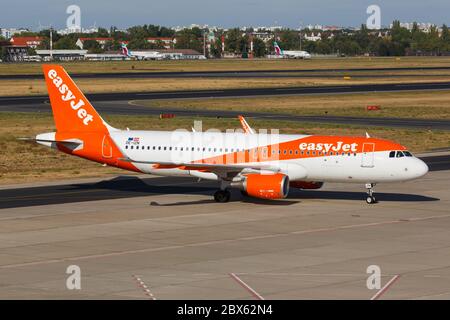 Berlino, Germania 11 settembre 2018: Aereo easyJet Airbus A320 all'aeroporto TXL di Berlino-Tegel in Germania. Airbus è un produttore europeo di aeromobili ba Foto Stock