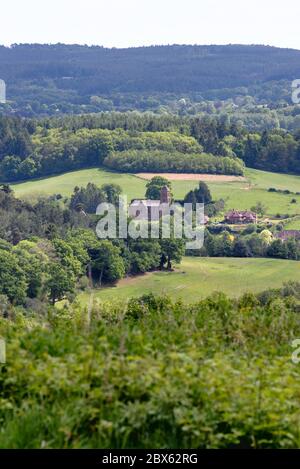 La vista da Newlands Corner vicino Guildford guardando verso il villaggio di Albury nel Surrey Hills Inghilterra Regno Unito Foto Stock