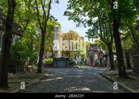 Cimitero di Père Lachaise, Parigi, Francia. Più grande in Francia, la necropoli più visitata del mondo. Bellissimo scatto, giorno di sole. Natura lussuosa, grandiosa Foto Stock