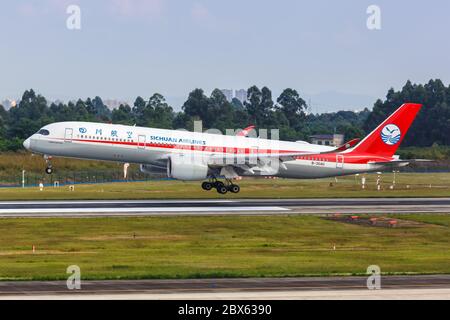 Chengdu, Cina 22 settembre 2019: Aereo Sichuan Airlines Airbus A350-900 presso l'aeroporto di Chengdu CTU in Cina. Airbus è un costruttore europeo di aeromobili Foto Stock