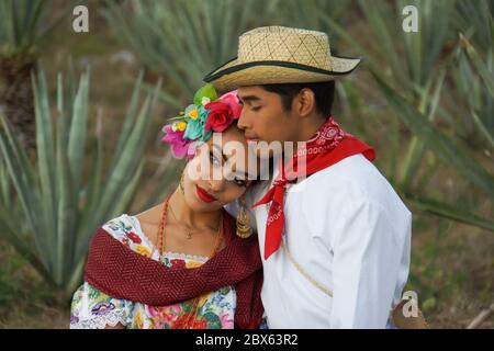 Merida, Yucatan/Messico-Febbraio 29,2020: Giovane coppia in abito tradizionale rubare un momento da soli su una piantagione di sisal Foto Stock