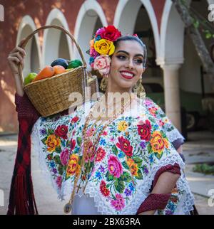 Merida, Yucatan/Messico-Febbraio 29,2020: Ballerine folcloristiche femminili in costumi tradizionali che eseguono la danza cesto di frutta Foto Stock