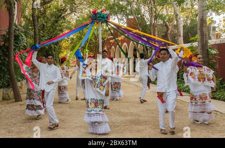 Merida, Yucatan/Messico-Febbraio 29,2020: Ballerini folcloristici che eseguono la danza del palo di maggio vestita in costumi tradizionali Foto Stock