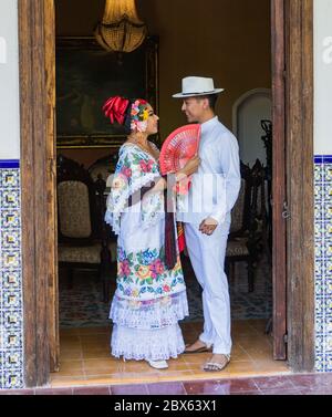 Merida, Yucatan/Messico-Febbraio 29,2020:uomo e donna in costumi tradizionali si incontrano nella porta dell'Hacienda Foto Stock