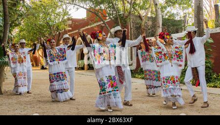 Merida, Yucatan/Messico-Febbraio 29,2020: Ballerini folcloristici in costume tradizionale che eseguono danze folcloristiche Foto Stock