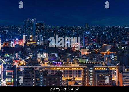 tokyo, giappone - marzo 25 2020: Vista panoramica aerea blu notte del tempio buddista Sensoji e della pagoda a cinque piani illuminata nel mezzo di bui Foto Stock