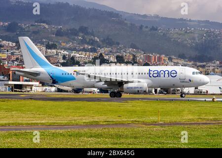 Quito, Ecuador 15 giugno 2011: DOMA Ecuador Airbus A320 aereo all'aeroporto di Quito UIO in Ecuador. Airbus è un produttore europeo di aeromobili con sede a T. Foto Stock