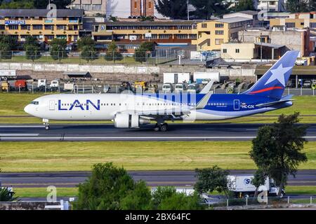Quito, Ecuador 17 giugno 2011: LAN Boeing 767-300ER aereo all'aeroporto UIO di Quito in Ecuador. Boeing è un produttore americano di aeromobili con sede centrale Foto Stock