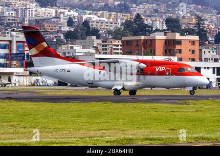 Quito, Ecuador 15 giugno 2011: VIP Vuelos Intermos Privados Dornier 328 aereo all'aeroporto di Quito UIO in Ecuador. Foto Stock