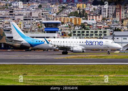 Quito, Ecuador 13 giugno 2011: DOMA Ecuador Embraer 190 aereo all'aeroporto di Quito UIO in Ecuador. Foto Stock