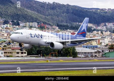 Quito, Ecuador 13 giugno 2011: Aereo LAN Airbus A320 all'aeroporto UIO di Quito in Ecuador. Airbus è un costruttore europeo di aeromobili con sede a Tolosa, Foto Stock