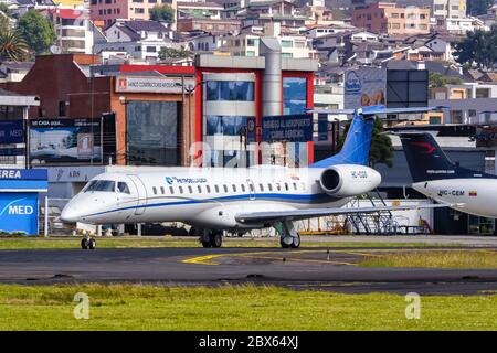 Quito, Ecuador 15 giugno 2011: Petroecuador Embraer 145 aereo all'aeroporto UIO di Quito in Ecuador. Foto Stock