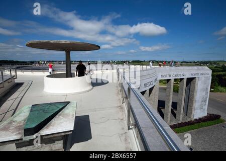 Terrazza del Memoriale di le Mardasson con vista sulla campagna dove la battaglia dei Bulge è stata combattuta. Foto Stock