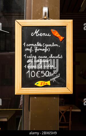Menu fisso scritto a mano visualizzato all'esterno di un ristorante, Cancale, Bretagna, Francia Foto Stock