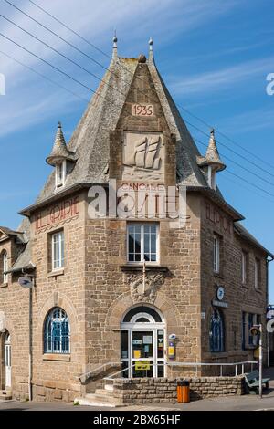 Edificio degli uffici postali, Cancale, Bretagna, Francia Foto Stock