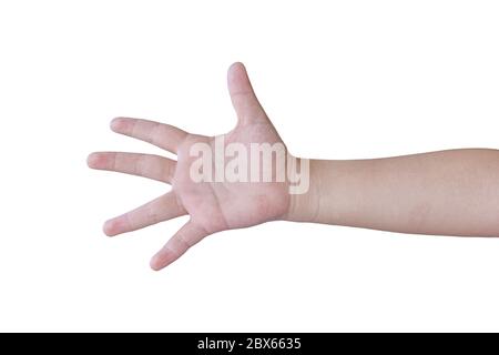 la mano figlio mostra il numero cinque isolato su sfondo bianco con tracciato di ritaglio. Foto Stock