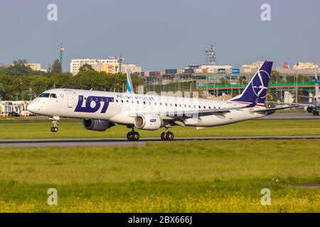 Varsavia, Polonia - 26 maggio 2019: LOT Polskie Lotnicze Embraer 195 aereo all'aeroporto di Varsavia WAW in Polonia. Foto Stock