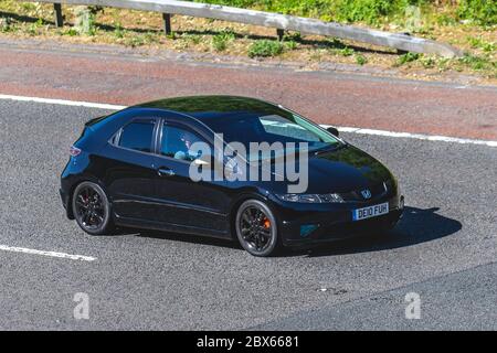 2010 nero Honda Civic 5 porte 1.8 i-VTEC si 5d; veicoli veicolari, automobili che guidano veicoli su strade del Regno Unito, motori, motori sull'autostrada M6 Foto Stock