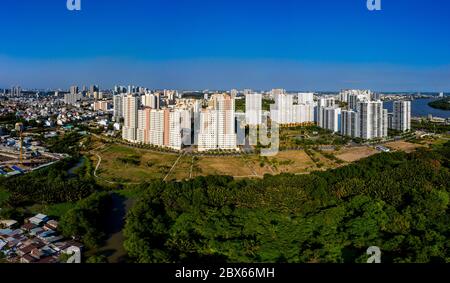 Nuovi edifici di appartamenti nella zona periferica della città di Saigon Foto Stock