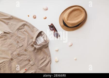 Concetto alla moda, camicia da uomo e occhiali da sole isolati su sfondo bianco. Disposizione piatta, stile estivo. Foto Stock