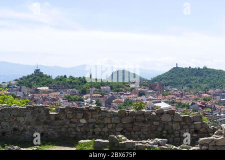 Vista dalla collina di Nebet alle tre colline Jendem Tepe, Bunardjika e Sahat Tepe. Estate 2020. Foto Stock