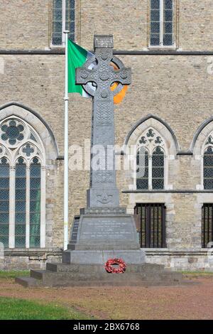 La bandiera irlandese sorvolava con orgoglio il Monster della prima Guerra Mondiale (provincia) War Memorial (Croce Irlandese) a Ypres, Belgio Foto Stock