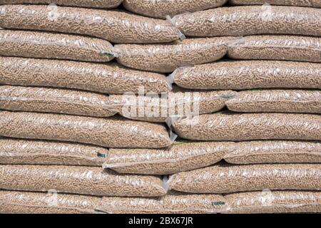 Sacchetti di nylon riempiti con pellet di legno - biomassa Foto Stock