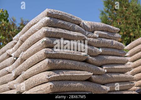 Sacchetti di nylon riempiti con pellet di legno - energia alternativa Foto Stock